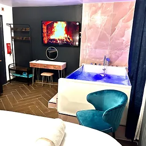 G Eighty Four Aparthotel